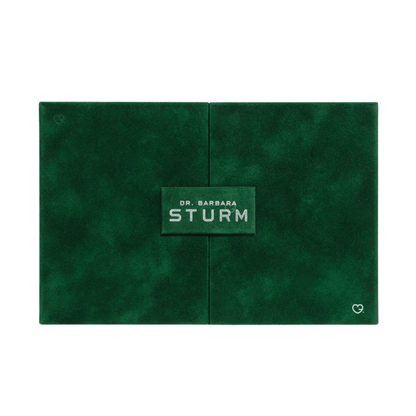 Calendrier de l’Avent Dr Barbara Sturm 2025 en coffret vert velours renfermant 24 soins skincare de luxe pour peau éclatante.