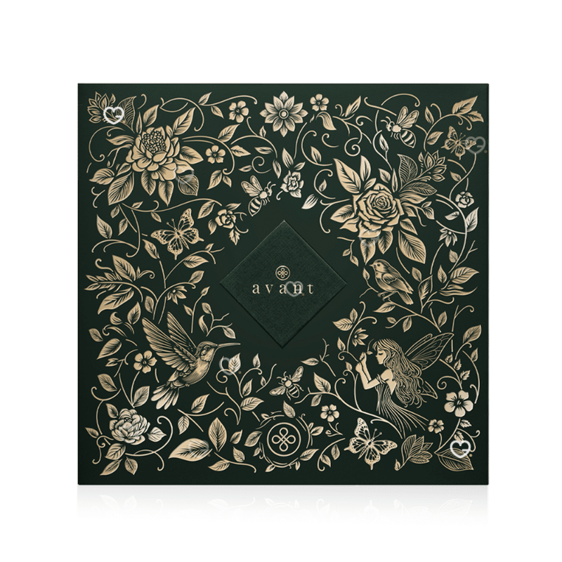 Édition limitée du calendrier de l’avent Avant Skincare 2025, le coffret 12 Jours de Beauté x Wonders réunit une sélection de soins visage primés, allant de sérums délicats à des crèmes onctueuses aux textures sensorielles. Habillé de nuances blanches et argentées, il incarne le raffinement et l’univers du bien-être haut de gamme.